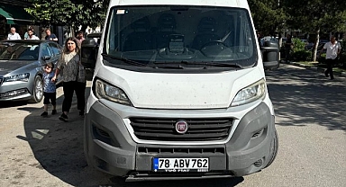 Yolun karşısına geçerken minibüsün çarptığı yaşlı adam ağır yaralandı