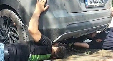 Aracının altına giren kedileri itfaiye çıkardı