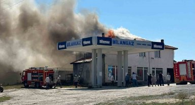 Eflani'de çatı yangını büyümeden söndürüldü