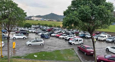 Göle dönen otoparkta onlarca araç mahsur kaldı