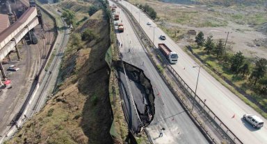 Karayolu tamamen çökünce demir yolu da ulaşıma kapandı