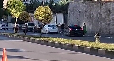 Öfkeli şahıs sürücüyü yumruklayıp, otomobili tekmeledi