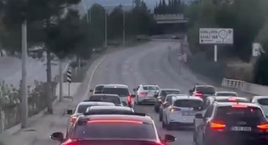 Yolu kapatan konvoydaki gelin arabası zikzak çizerek ilerledi