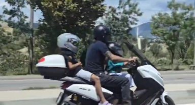3 kişinin motosikletle yolculuk yaptığı anlar kamerada