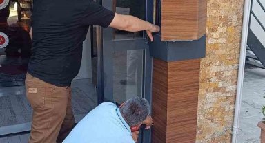 Boşluğa düşen yavru kediyi böyle kurtardılar
