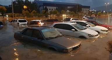 Karabük'te sağanak yağış: Yollar göle döndü, iş yerleri sular altında kaldı