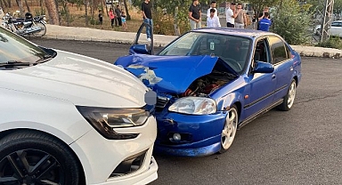 Otomobillerin çarpıştığı kazada 2 kişi yaralandı