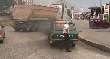 Seyir halindeki otomobil alev aldı