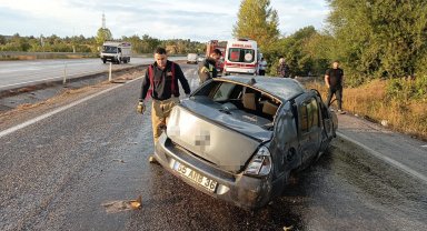 Takla atıp yolun karşısına geçen otomobilin sürücüsü yaralandı