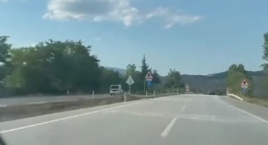 Ters yönden giden ticari araç cep telefonuyla görüntülendi