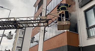 Yıldırım düşen apartmanda çıkan yangında 4 kişi dumandan etkilendi
