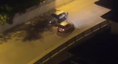 Yol verme tartışmasında otomobili böyle tekmeledi
