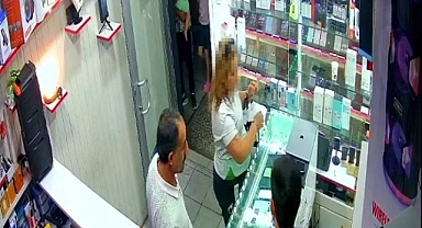 Çaldığı telefonu vermek istemeyince soyunmaya başladı
