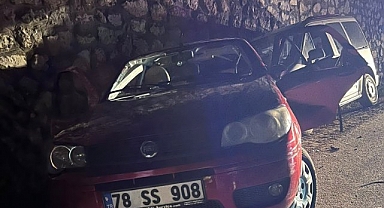 Hafif ticari araç otomobille çarpıştı: 4 yaralı