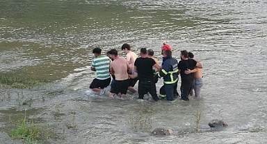 Kontrolden çıkan otomobil Filyos Çayı'na uçtu: 1 ölü, 1 yaralı