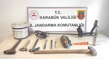 Tarihi kentte define arayan 5 kişi yakalandı