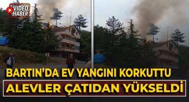 Bartın'da ev yangını korkuttu, alevler çatıdan yükseldi