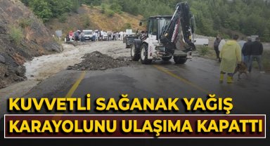 Kuvvetli sağanak yağış, karayolunu ulaşıma kapattı