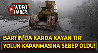 Bartın'da karda kayan tır yolun kapanmasına sebep oldu 