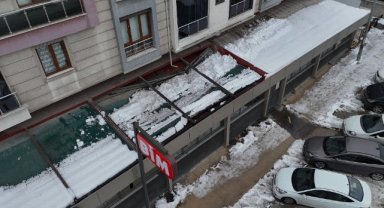 Kar birikintisi zincir marketin çatısını çökertti
